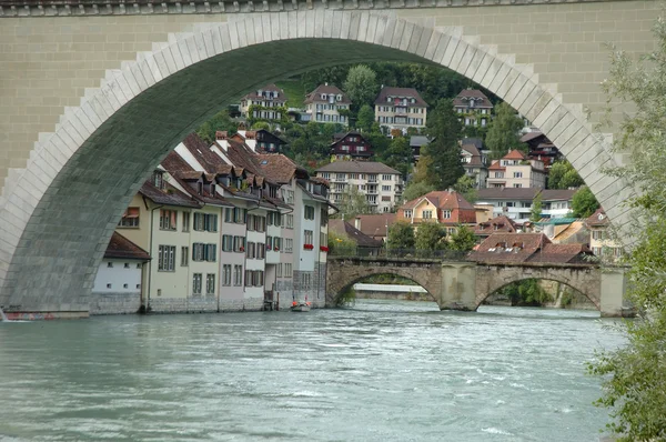 Bron och byggnader vid floden Aare i Bern, Switzerland — Stockfoto