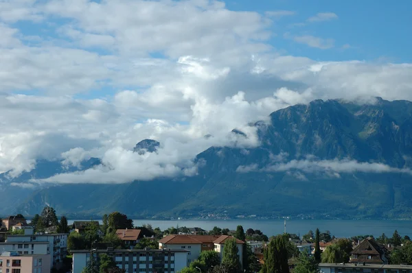 Góry, jeziora i budynków w La Tour-de-Peilz w Szwajcarii — Zdjęcie stockowe