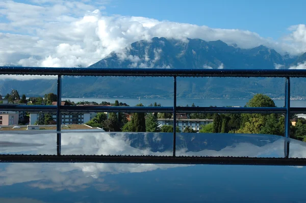 Montagne al lago Geneve riflesso in acqua sulla tavola . — Foto Stock