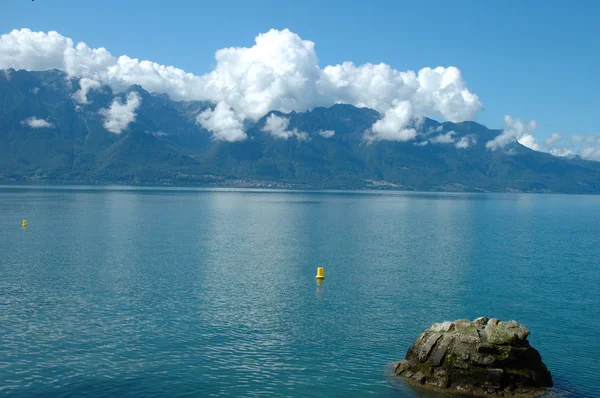 Geneve jezero nedaleko La Tour-de-Peilz ve Švýcarsku — Stock fotografie