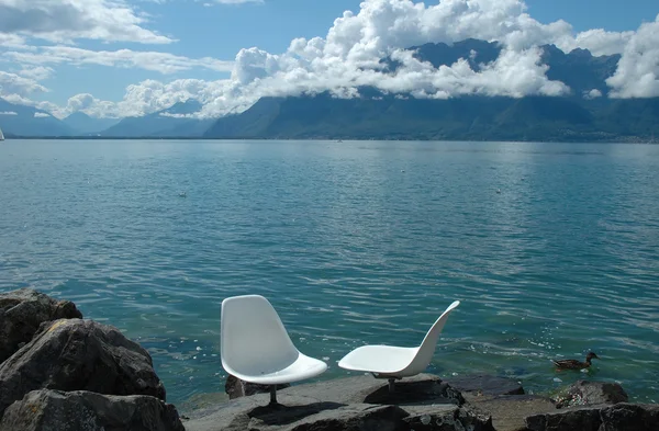 ジュネーブ湖の 2 つの白い椅子 — ストック写真