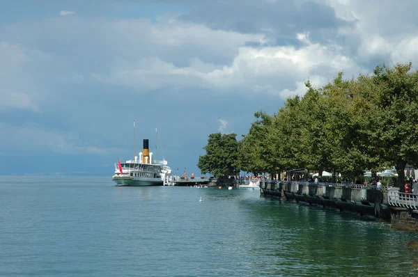 Osobní trajekt ve Vevey u Geneve jezera ve Švýcarsku — Stock fotografie