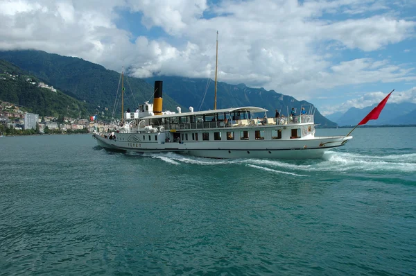旅客は、スイスでジュネーブ湖をフェリーします。 — ストック写真