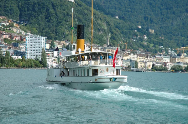 Prom pasażerski na jezioro Geneve w Szwajcarii — Zdjęcie stockowe