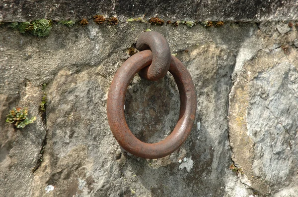 码头石墙上锈迹斑斑的钢环. — 图库照片