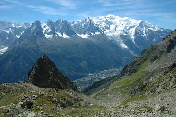 跟踪和山的勃朗峰山附近在法国夏蒙尼 — 图库照片