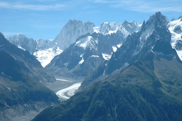 夏蒙尼在法国阿尔卑斯山附近的山峰 — 图库照片