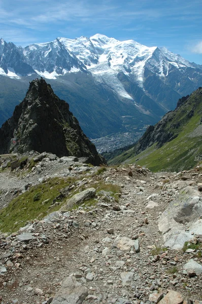Trail and Mount Blanc mountain nearby Chamonix in France — Stock Photo, Image