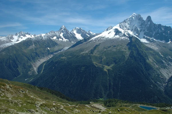 Prado e picos nas proximidades Chamonix em Alpes, na França — Fotografia de Stock