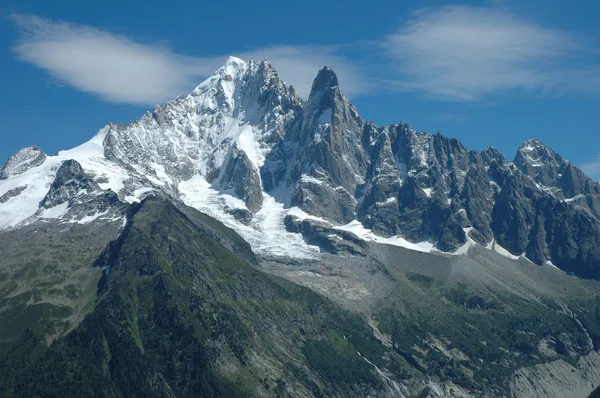 Des sommets enneigés près de Chamonix dans les Alpes en France — Photo