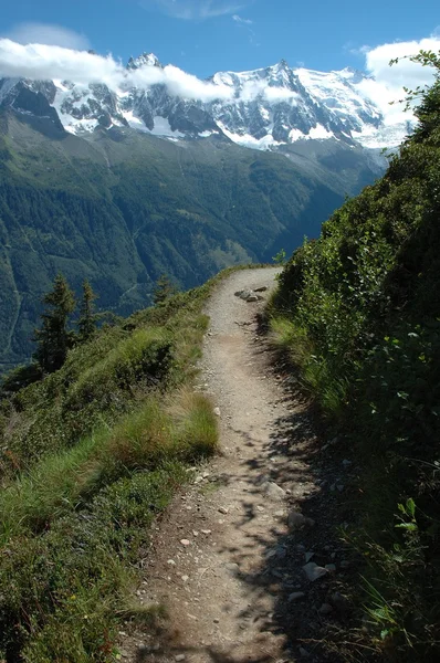 Trail and peaks nearby Chamonix in Alps in France — Stock Photo, Image