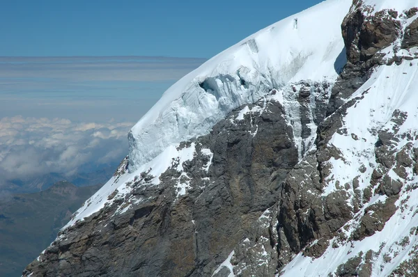 Eis und Schnee auf Felsen am Jungfraujoch in den Schweizer Alpen — Stockfoto