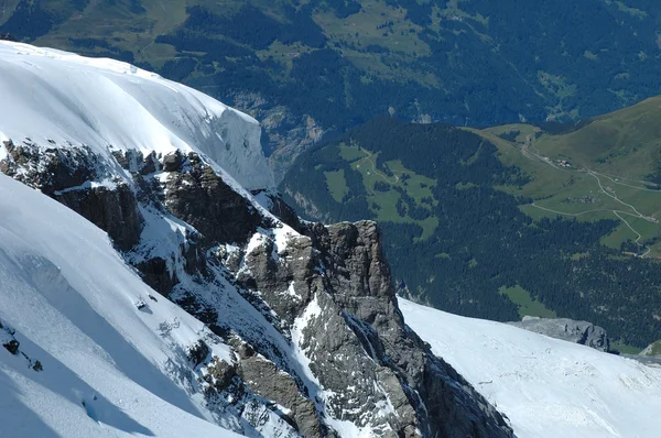 Rocha e neve nas proximidades Jungfraujoch na Suíça — Fotografia de Stock