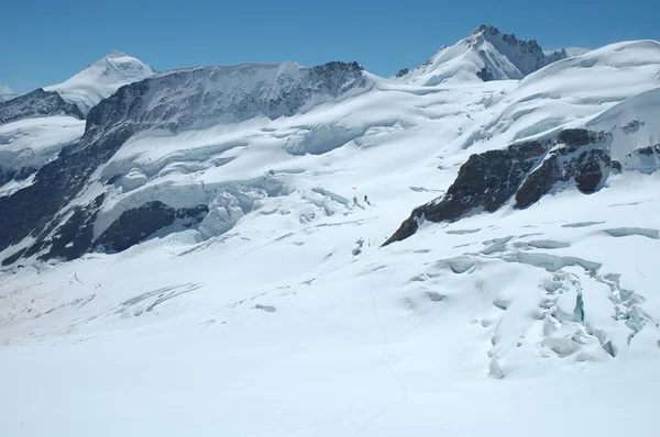 Halkeamat, jää ja lumi lähellä Jungfraujoch Sveitsissä — kuvapankkivalokuva