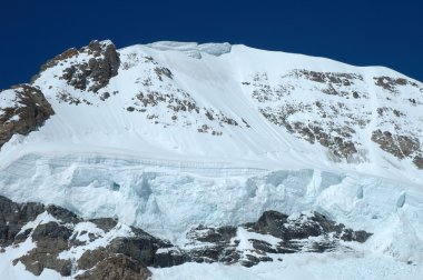 Monch dağın Jungfraujoch İsviçre'de kar