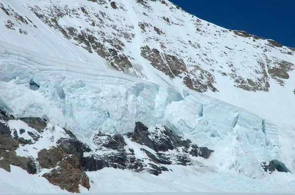 Сніг на схилі гори Monch в Jungfraujoch в Швейцарії — стокове фото