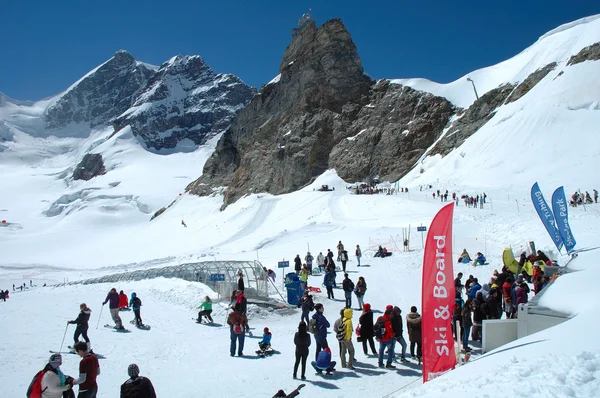 Lidé na Jungfaujoch pass ve Švýcarsku. — Stock fotografie