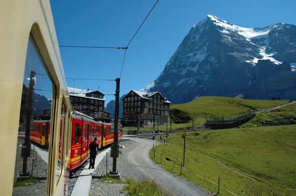Szczyt Eiger oraz kolejowego w Kleine Scheidegg w Szwajcarii — Zdjęcie stockowe