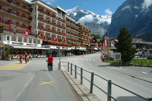 Ulice v Grindelwaldu ve Švýcarsku — Stock fotografie