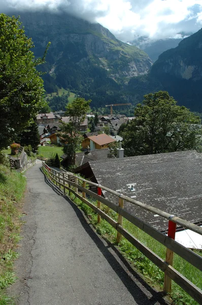 Narrow footpath in Grindelwald in Switzerland — Stock Photo, Image