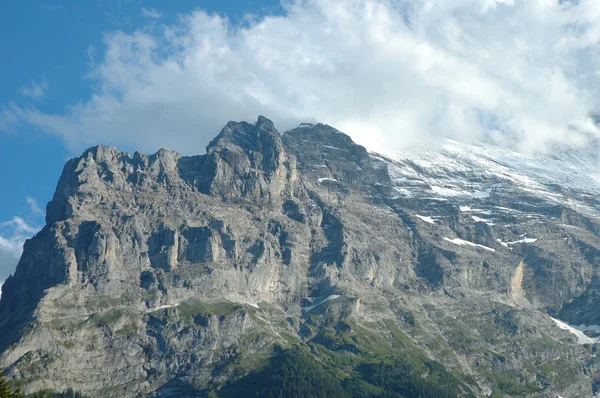 Grat und Eigergipfel in Wolken bei Grindelwald in der Schweiz — Stockfoto