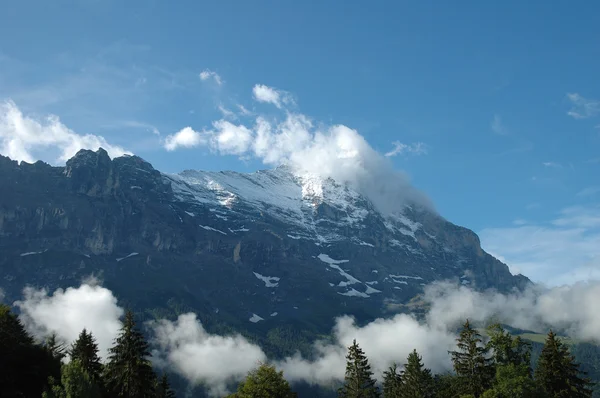 Grat und Eigergipfel in Wolken bei Grindelwald in der Schweiz — Stockfoto