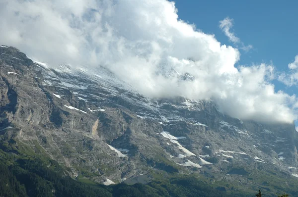 Ridge y Eiger pico en las nubes cercanas Grindelwald en Suiza — Foto de Stock