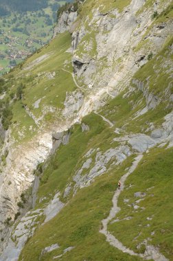 Grindelwald İsviçre Alpleri'nde yakın dağlarda iz