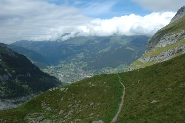 Трасса в горах неподалеку от города Дельвальд в Альпах в Швейцарии — стоковое фото