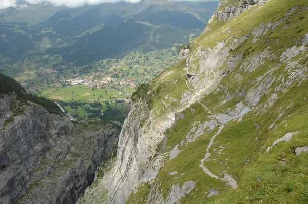 Trilha nas montanhas nas proximidades Grindelwald em Alpes, na Suíça — Fotografia de Stock