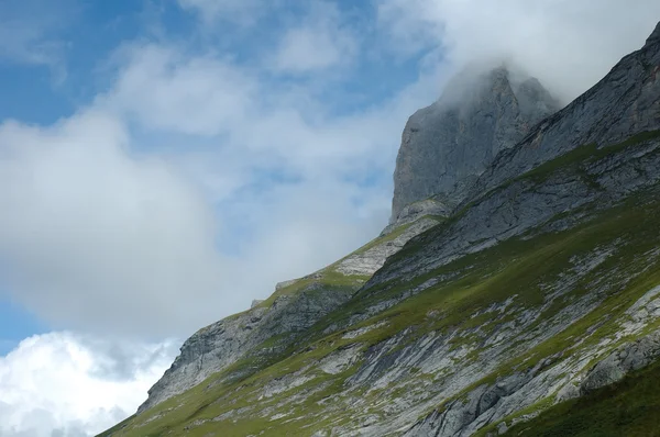 Пик в облаках близ Гриндельвальда в Швейцарии — стоковое фото