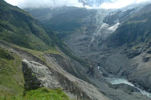 Roca y glaciar en el valle cerca de Grindelwald en Suiza — Foto de Stock