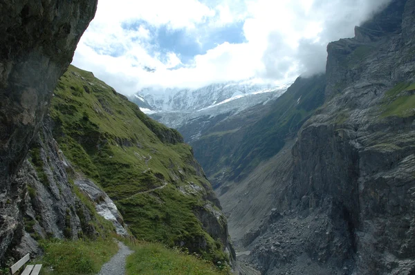 Valley, trail and glacier nearby Grindelwald in Switzerland — Stock Photo, Image