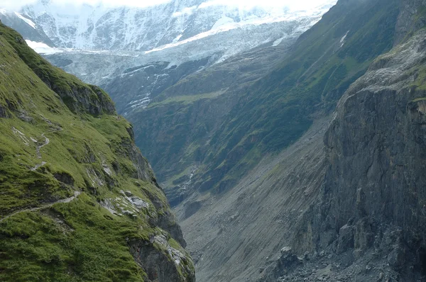 Tal, Wanderweg und Gletscher beim Grindelwald in der Schweiz — Stockfoto