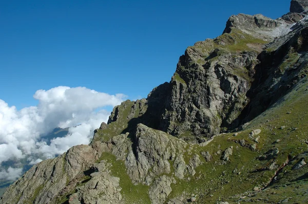 Гребень и облака рядом с Гриндельвальд в Швейцарии — стоковое фото