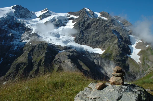 Pedras na rocha e picos nas proximidades de Grindelwald, na Suíça — Fotografia de Stock