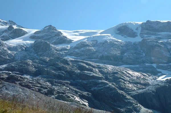 雪在瑞士因特拉肯附近的山峰 — 图库照片