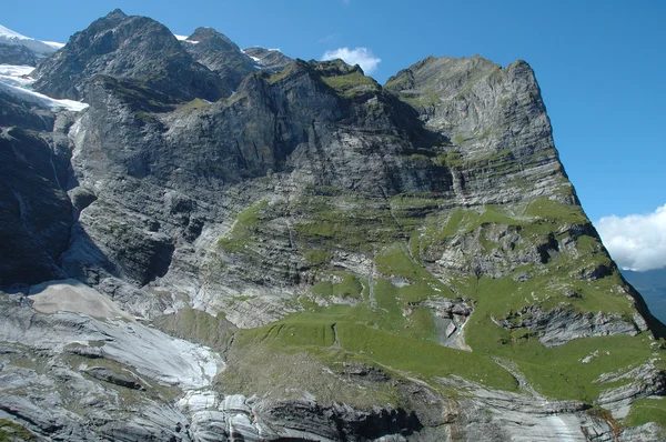 Montanha arqueada nas proximidades de Grindelwald, na Suíça — Fotografia de Stock