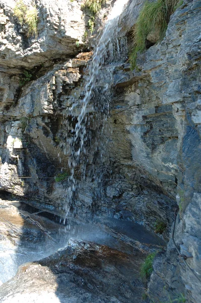 スイスのグリンデルヴァルト近くに歩道上の滝 — ストック写真