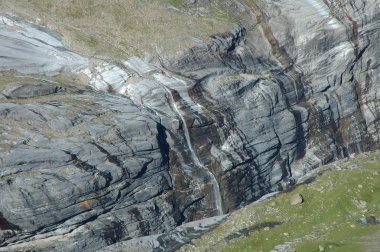 Grindelwald İsviçre yakın kayalık vadideki şelale