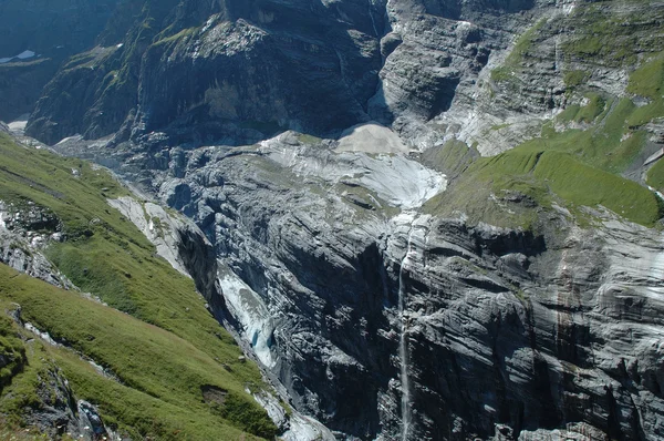 Glacier and waterfall in valley nearby Grindelwald in Alps. — Stock Photo, Image