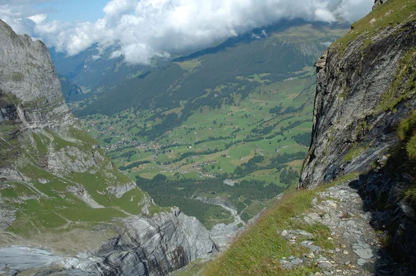 Vale rochoso nas proximidades de Grindelwald na Suíça . — Fotografia de Stock