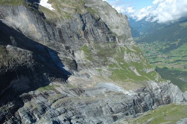 スイスのグリンデルヴァルト近くの峡谷の岩の多い山腹. — ストック写真