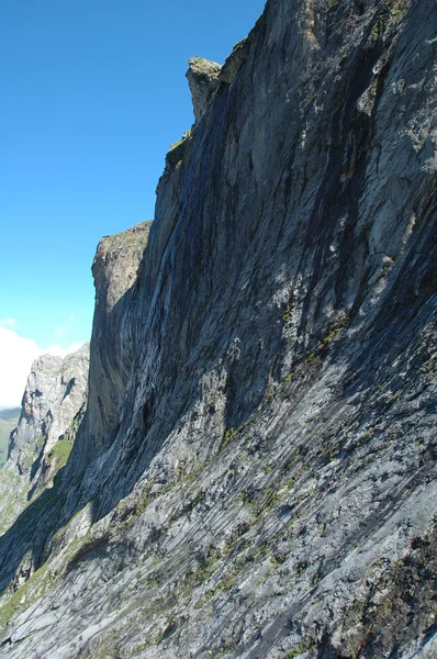 Montagna in pietra nella valle vicino a Grindelwald in Svizzera . — Foto Stock