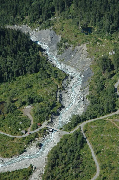 Fluss und Brücke in der Nähe der Stadt Grindelwald in der Schweiz. — Stockfoto