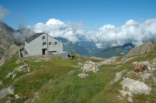 Mountain hostel nearby Grindelwald in Switzerland. — Stock Photo, Image