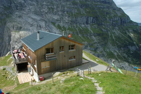 Горный хостел неподалеку от Федельвальда в Швейцарии . — стоковое фото