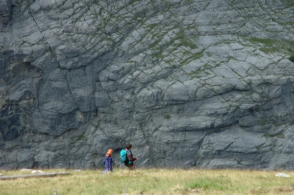 Turistas (adultos y niños) cerca de Grindelwald en Suiza . — Foto de Stock