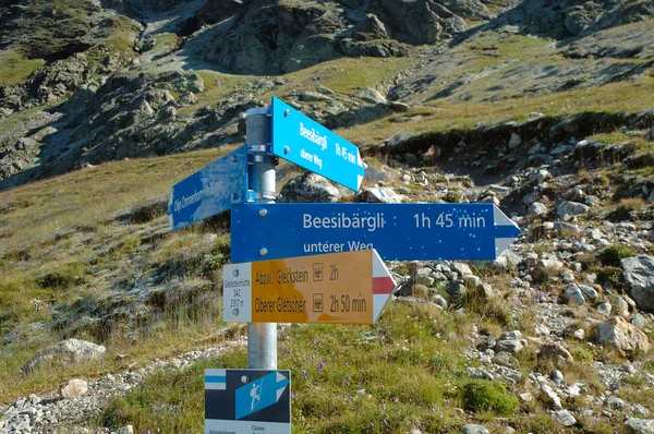 Jelek a nyomvonal közelében, Grindelwald, Svájc. — Stock Fotó