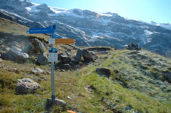 Sinais na trilha nas proximidades de Grindelwald na Suíça . — Fotografia de Stock